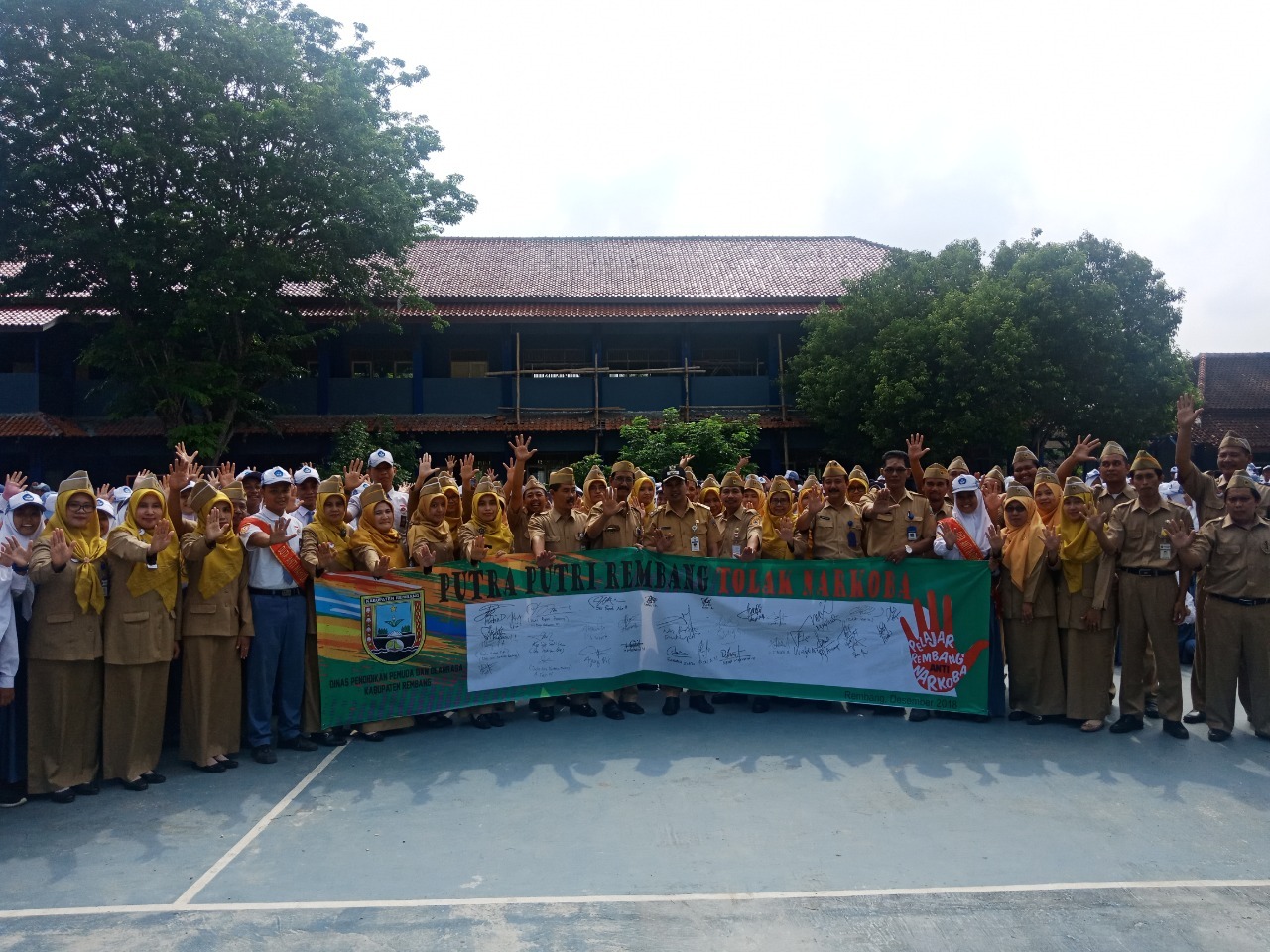 WABUP DAN RIBUAN SISWA SISWI SMANELA DEKLARASI TOLAK NARKOBA